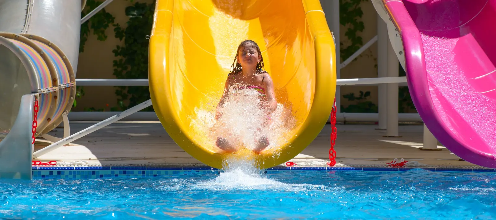 Criança descendo por um tobogã
