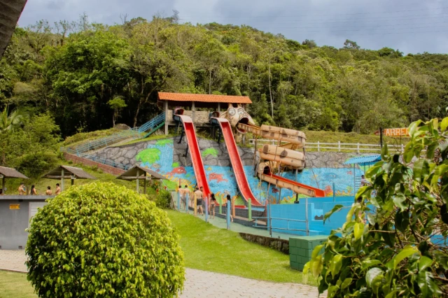Vista a distância dos dois toboáguas da atração Kamikase.