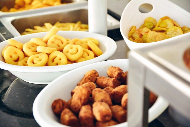 Porções de fritura em um buffet