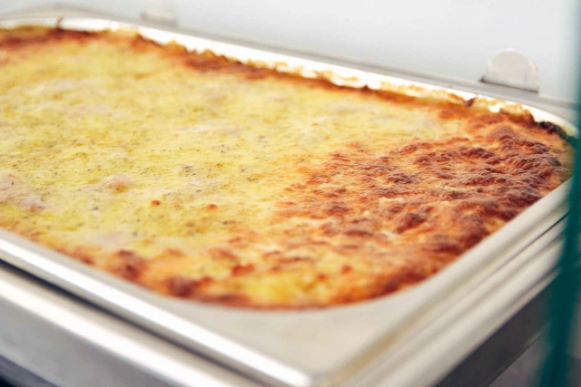 Lasanha em um buffet