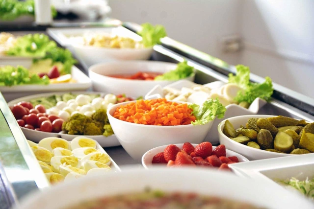 Saladas variadas em um buffet