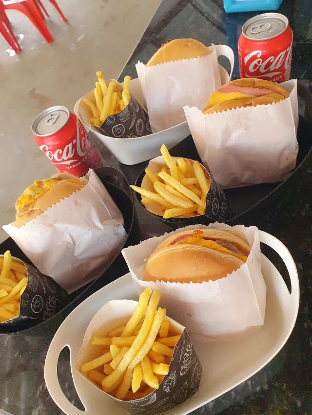 Lanches completos com refrigerante