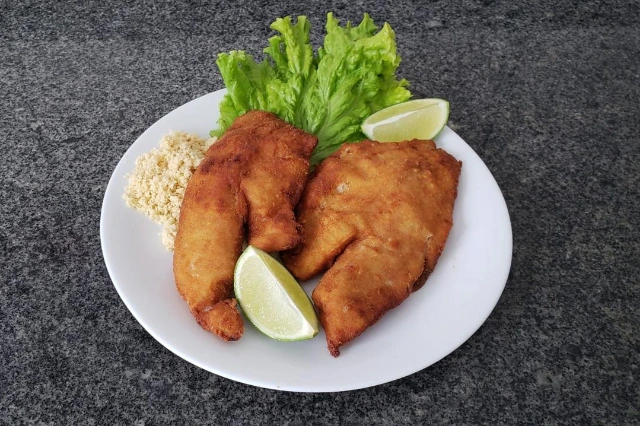 Prato com peixe, arroz, salada e limão